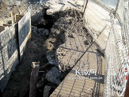 天津市区施工路面突塌陷，交通受阻引发关注